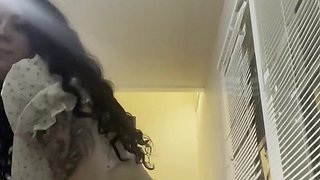 Emo college chick shakes her ass so you