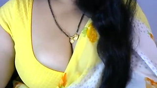 Indian babe in saree reveals her big tits