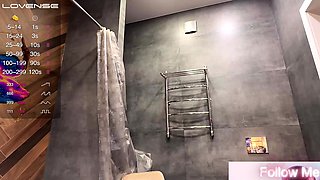 Big boob brunette masturbates on webcam