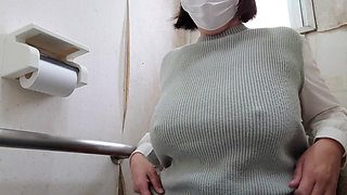 A Married Woman Masturbating Enthusiastically in the Toilet