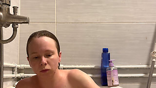 Blone MILF Spoiled in the Tub