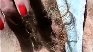 Die dreckige haarige Falte einer deutschen Frau