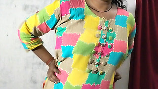 Hot Saloni big boobs shoowing