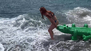 Relaxing Sound of Waves with Crocodile Bouncing and Inflating