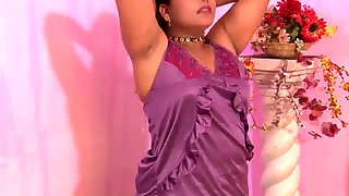 Hot Busty N.Indian Aunty's HUGE Boobs Nipple Slip