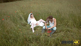 BRIDE4K. Sakura Hell ran away from her wedding and showed her tits to a strange