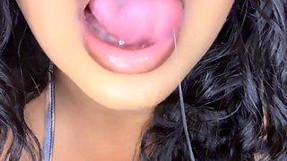 Hot black girl Sucking dildo