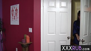 mom masseuse gave a oral to stranger