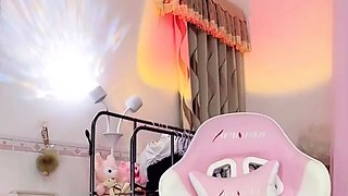 Sexy webcam bitch fucks her ass with a sex toy