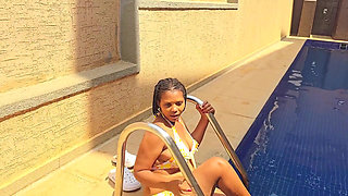 She Masturbate Her Pussy in the Swimming Pool