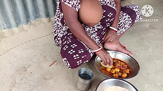 Desi bhabhi ne chicken ke sath roti khaya aur Masti ki