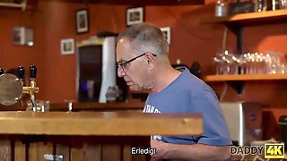 Daddy4k. alter mann verfuhrt die freundin seines sohnes zum xxx auf dem tisch