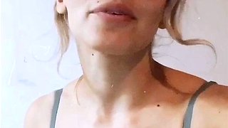 Amateur Webcam Cute Teen Plays Solo with Big Dildo