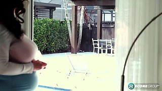 Ally Rayz: Humungous-Breasted Shriek Princess Of XLGirls