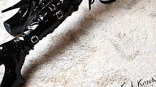 Masturbating loving babe solo toy plays