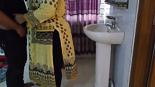 Pakistani Aunty Fucked by Neighbor Hot Guy When She Was Ready for Go to Meet with Her Ex Boyfriend