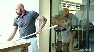 stepmother gets creampie while husband cleans the pool