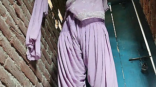 Desi aunty ko kapde badalte bade bade boobs dabaya