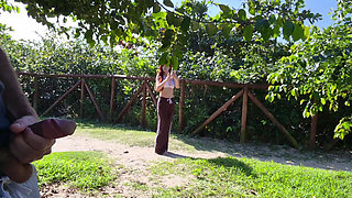 Risky Handjob for a Hot Babe in the Park!