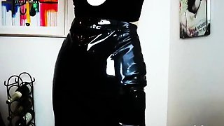 Svensk Youtuber i latex PVC-outfit