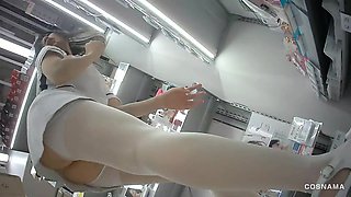 ミニスカ制服美容ブランド店員の接客中のギリギリ