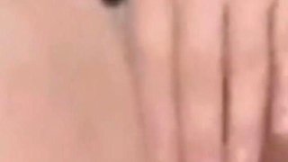 MILF Siendo Masturbada Y Abriendo Su Rico Chocho Con Juguete De 25cm En Primer Plano