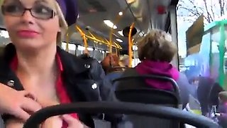 Deutsche Amateure geben Gruppen-Blowjob im Bus