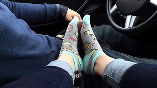Amateur girlfriend delivers a marvelous footjob in the car
