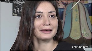 Valentina Babe And Valentina Italian - Hot Italian Babe Valentina Uses A Magic Wand On Her Shaved Pussy