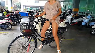 Omg!!! Sexy Amateur MILF Pisses on Her Bike in the Parking Garage