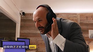 Brazzers - Sexy & Horny Babes Kissa Sins & Bella Rolland Get Fucked In The ZZ News Studio